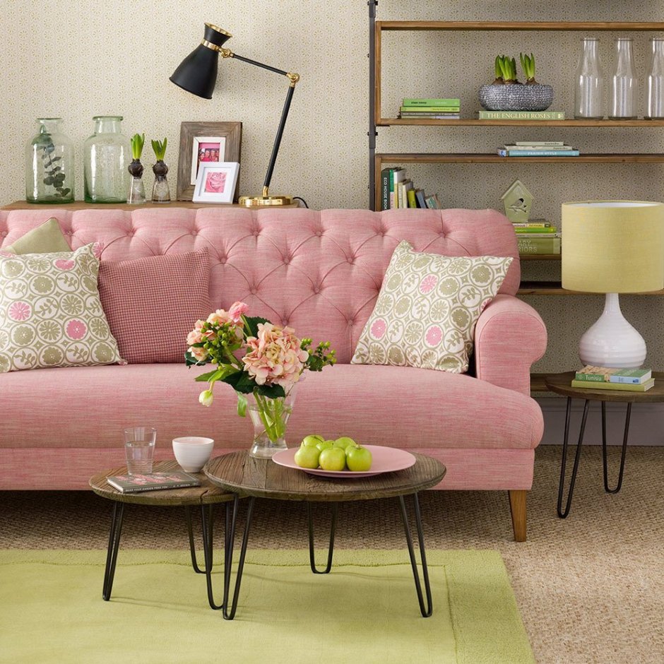 Персиково-розовый диван