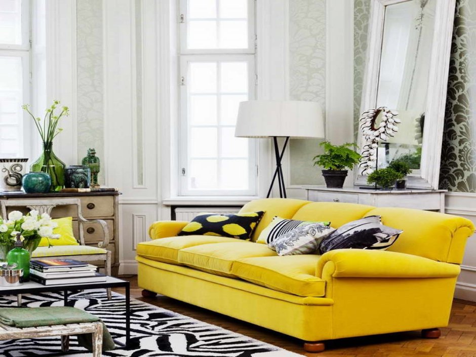 Желтый диван деревянные стены