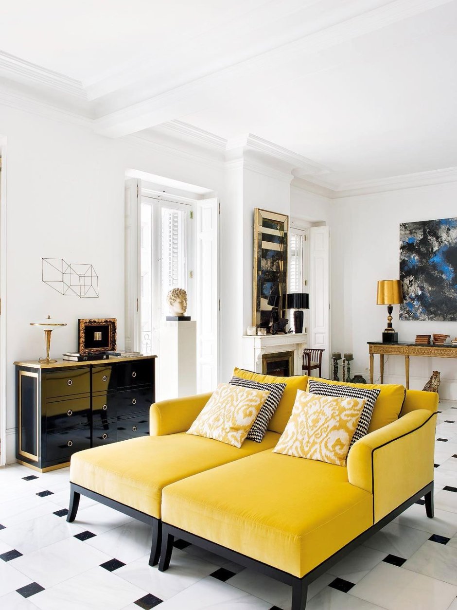 Желтый диван в маленькой гостиной