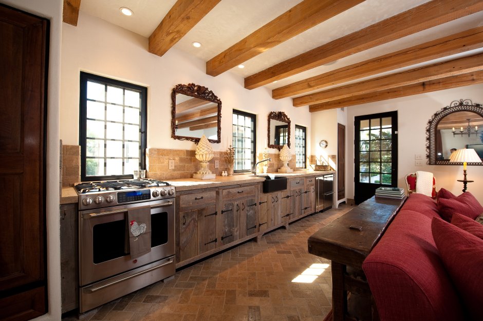 Интерьер кухни с деревянными балками