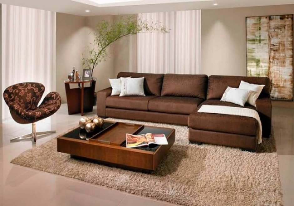 Коричневый диван в интерьере