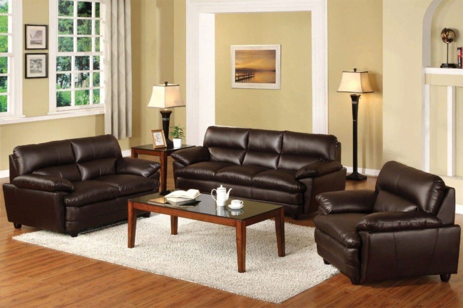 Темно коричневый диван в интерьере
