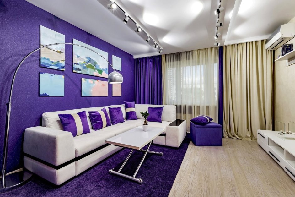 Интерьер квадратной гостиной в фиолетово серых тонах