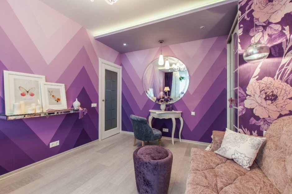 Дизайн гостиной 16 кв с фиолетовым диваном