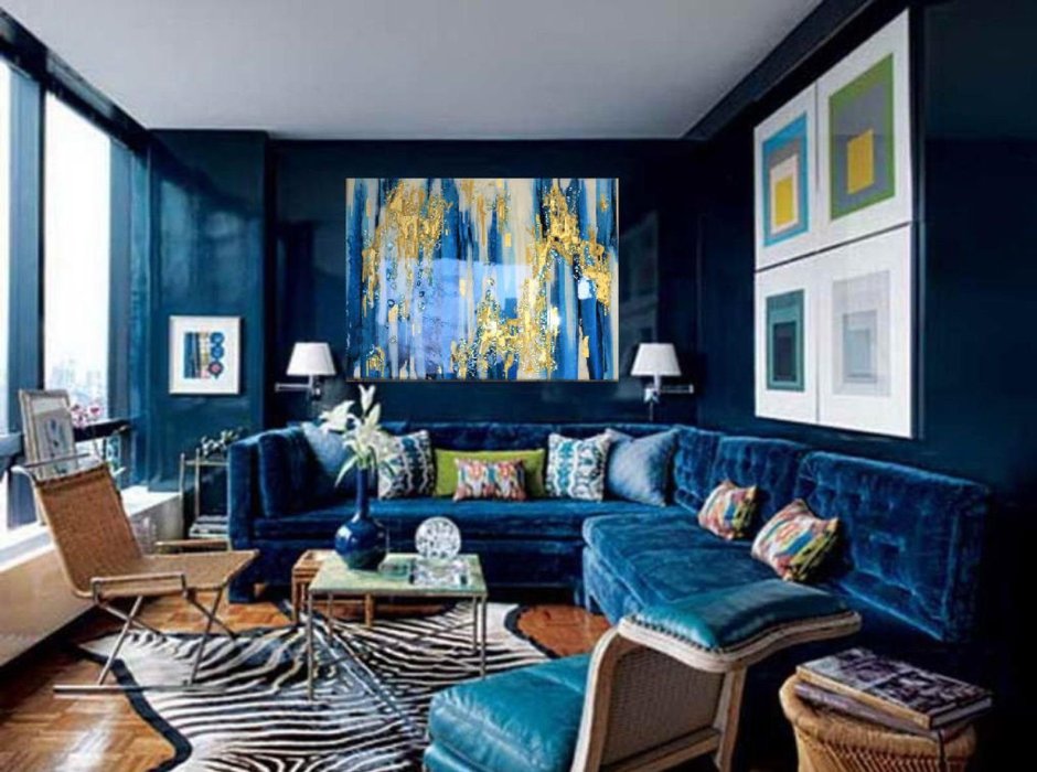 Синяя стена и синий диван в интерьере
