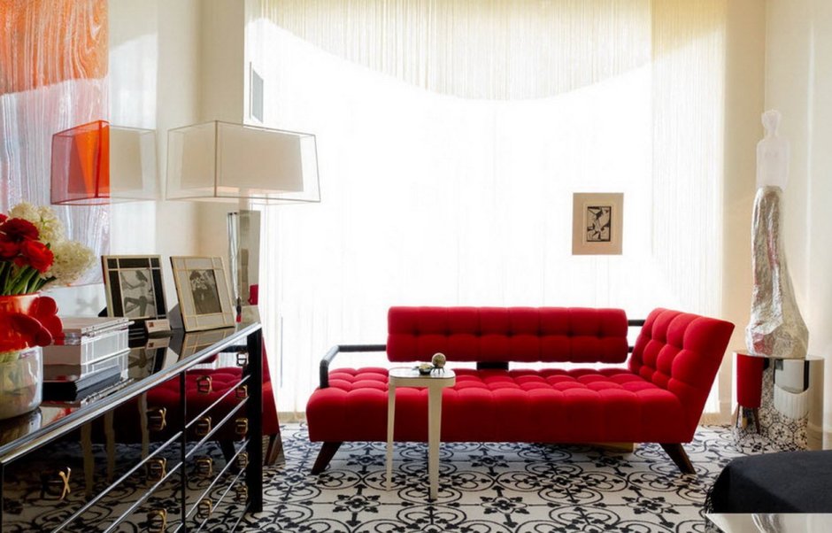 Гостиная с красным диваном