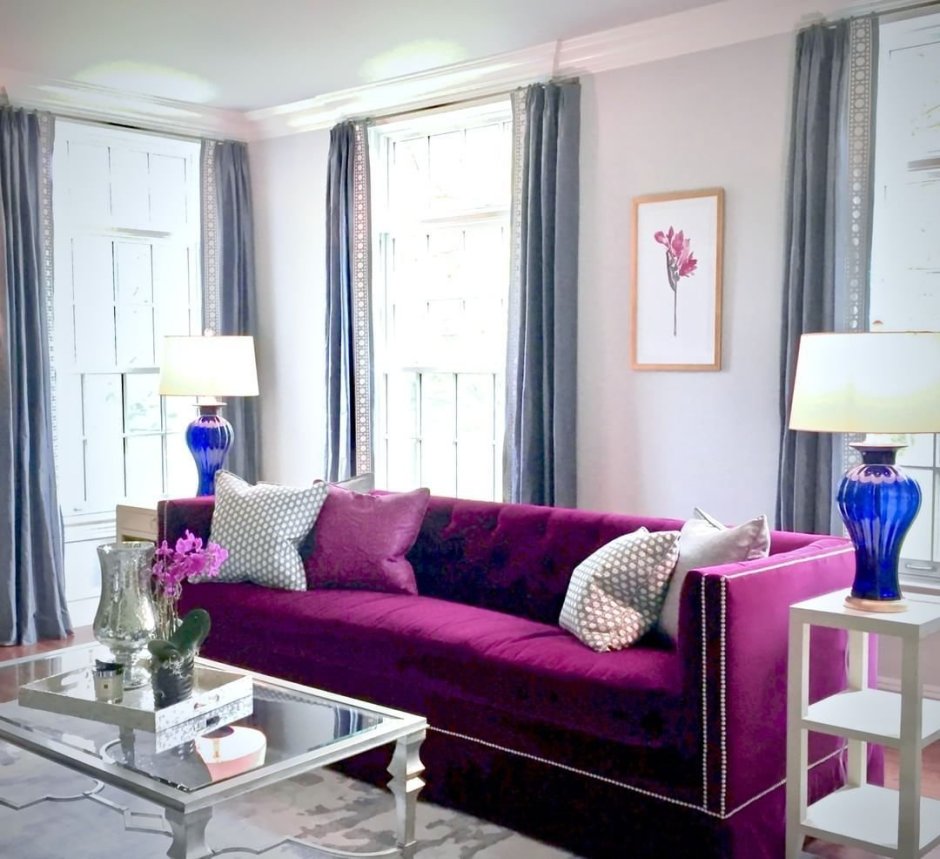 Дизайн гостиной 16 кв с фиолетовым диваном
