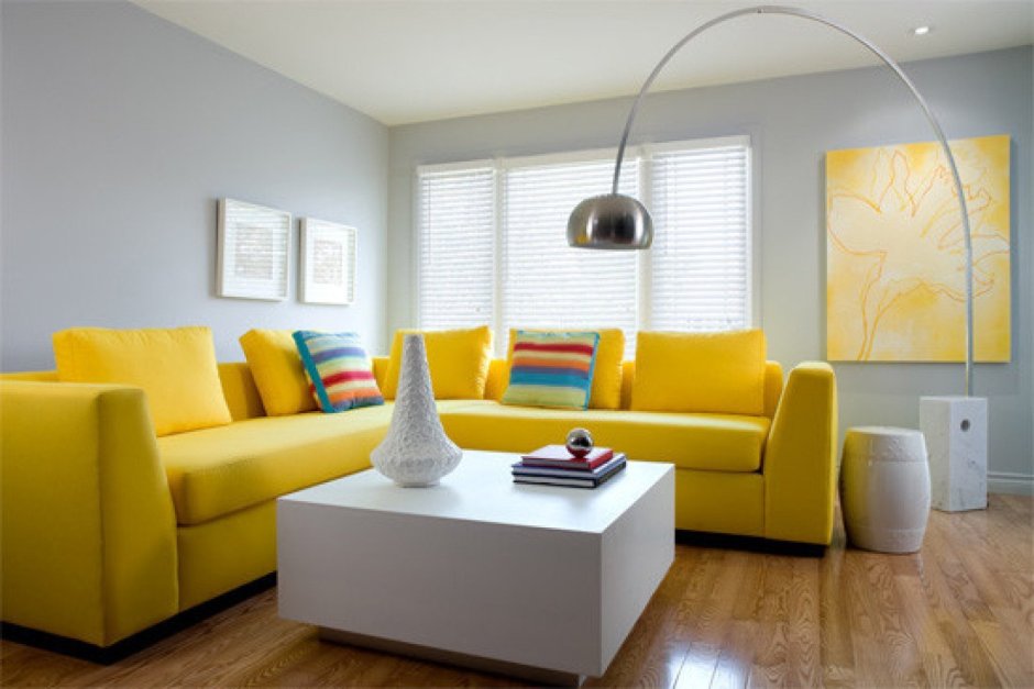 Желтый диван в Сканди интерьере