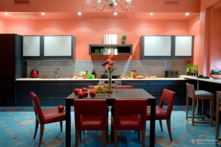 Коралловый цвет в интерьере кухни