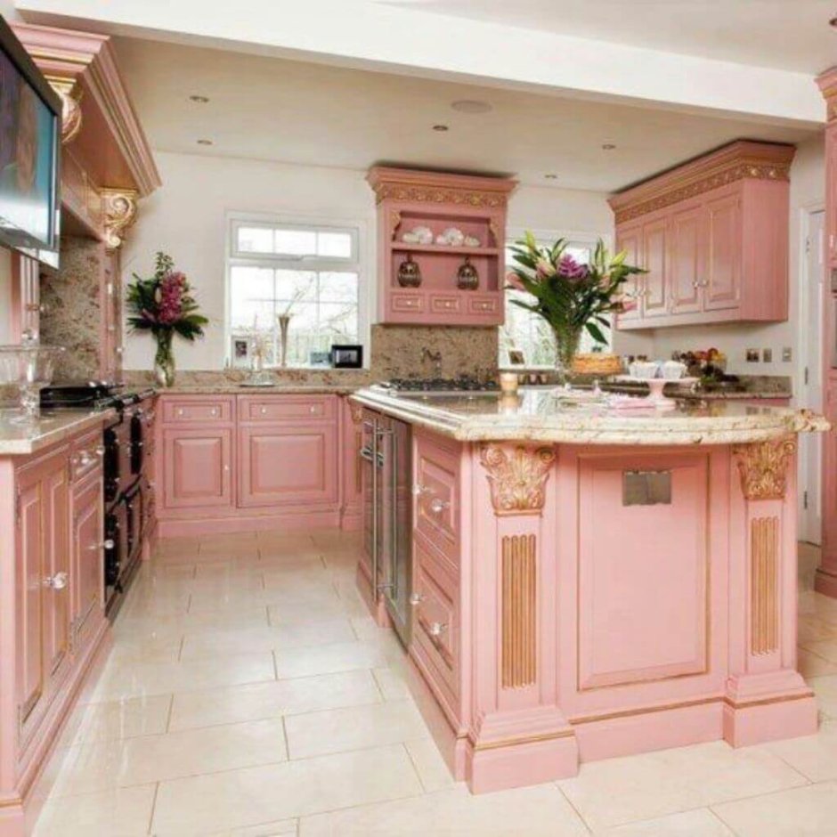 Кухня лофт с розовыми стенами