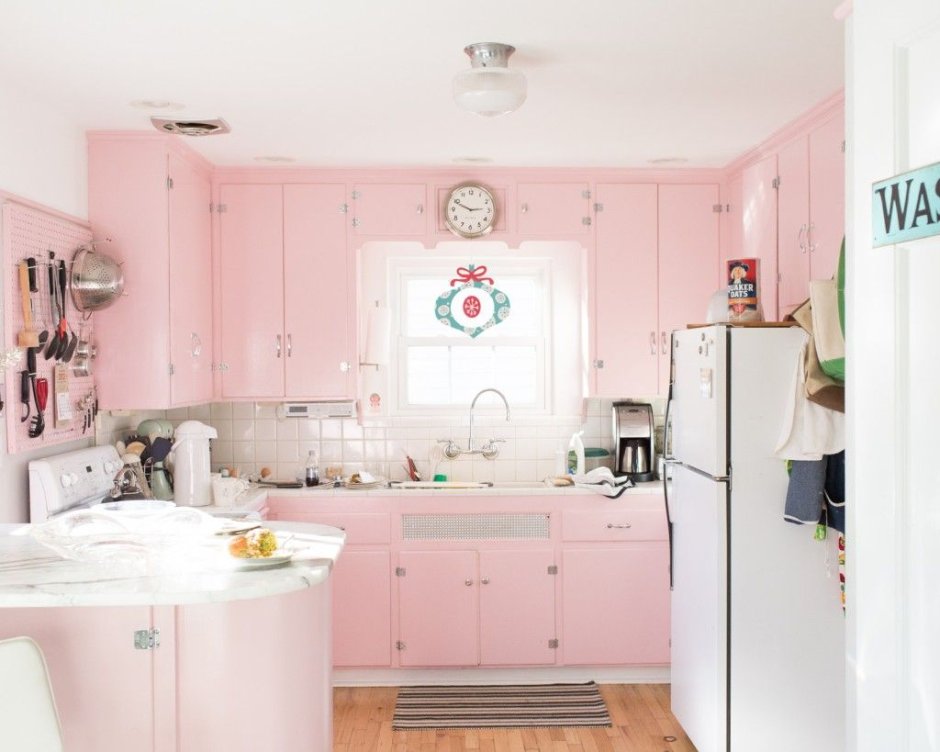 Уютная кухня розовая