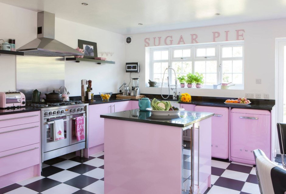 Розовый цвет в интерьере кухни