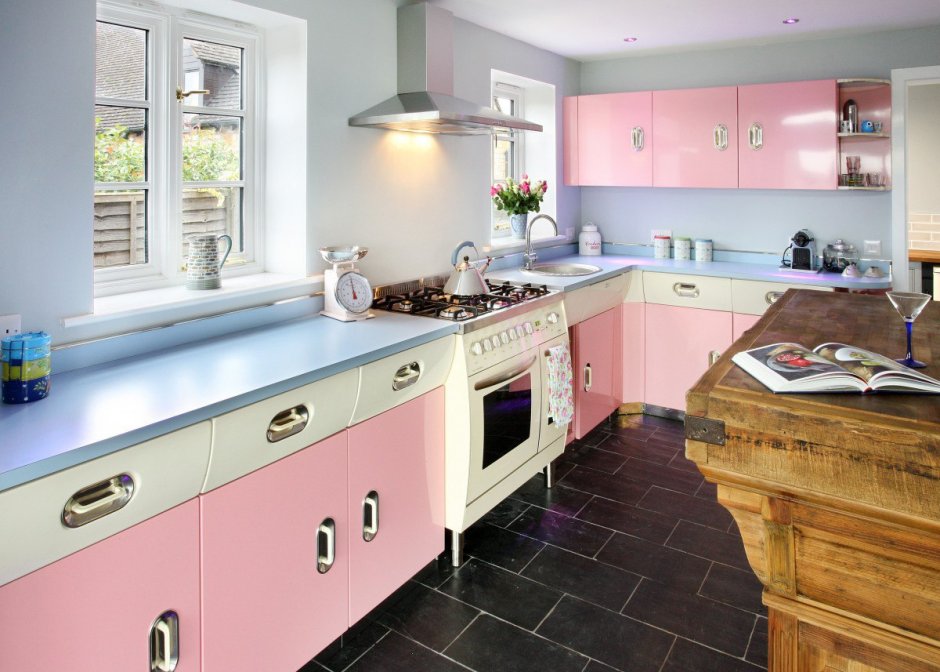 Кухонный гарнитур в нежно розовых тонах