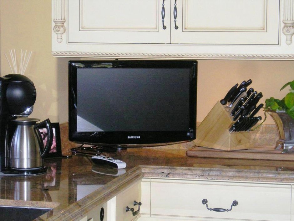 Кухня с большим телевизором