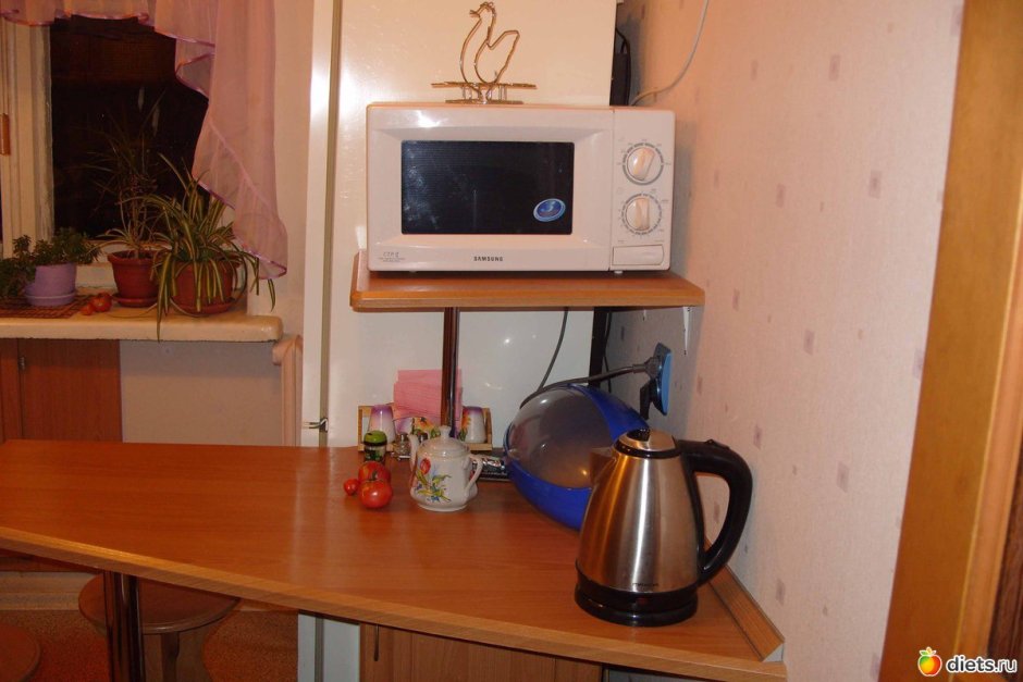 Кухонный стол с микроволновкой