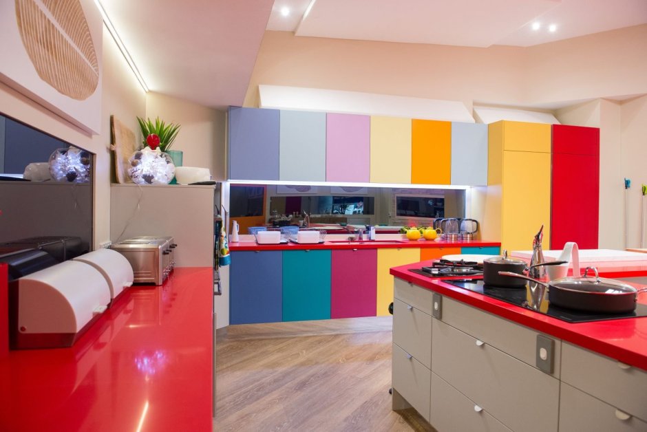 Кухня разноцветная в интерьере