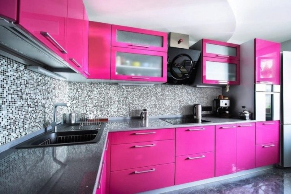 Розовая кухня с черными ручками