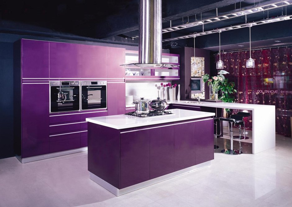 Стильные фиолетовые кухни