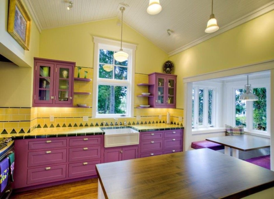 Яркие цвета в интерьере кухни