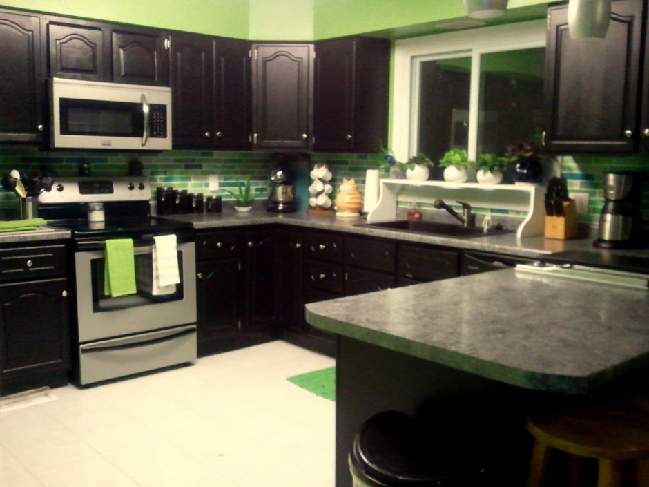 Зеленая кухня с черным фартуком (59 фото)