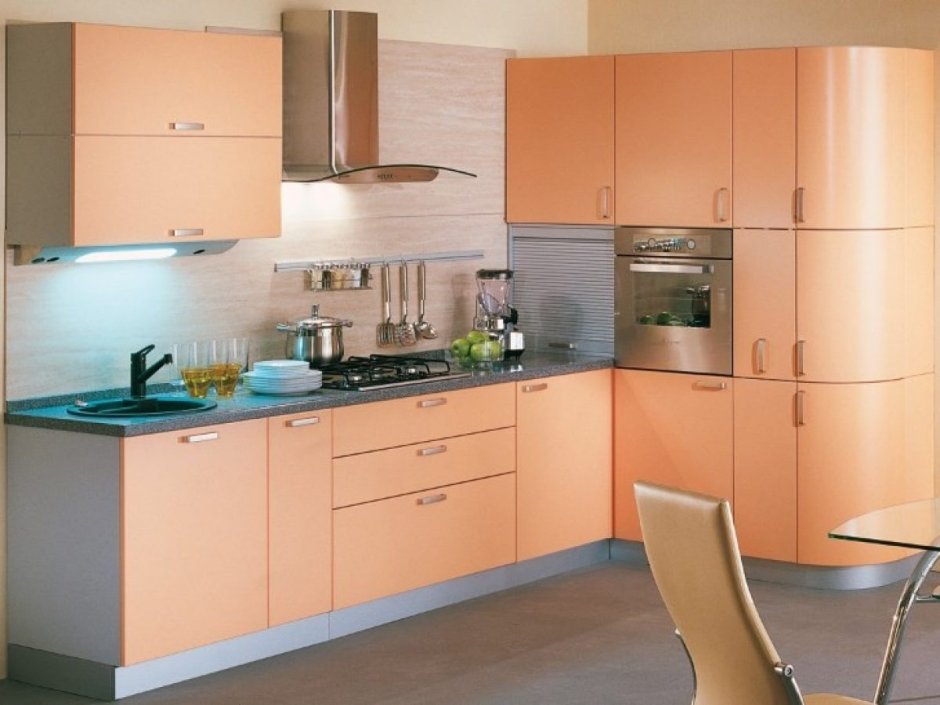 Угловые кухни персикового цвета