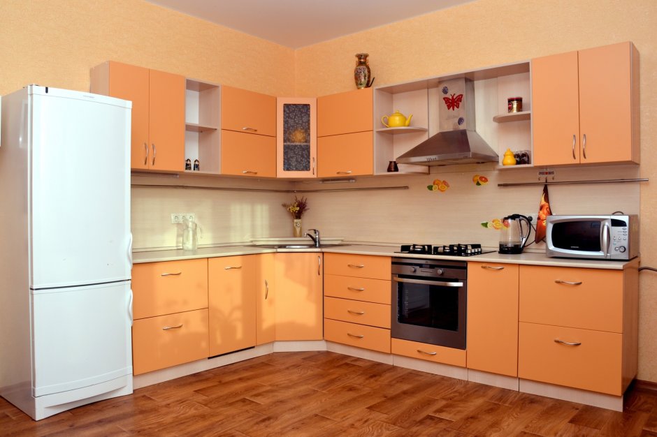 Кухонный гарнитур персикового цвета