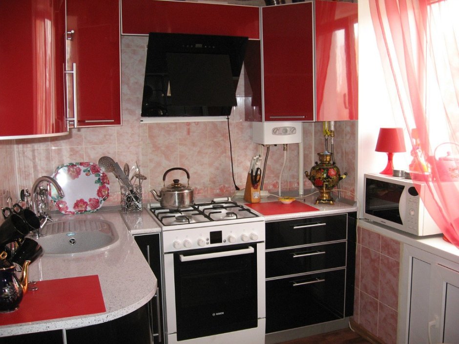 Интерьер кухни 5м.кв с газовой колонкой155на2м