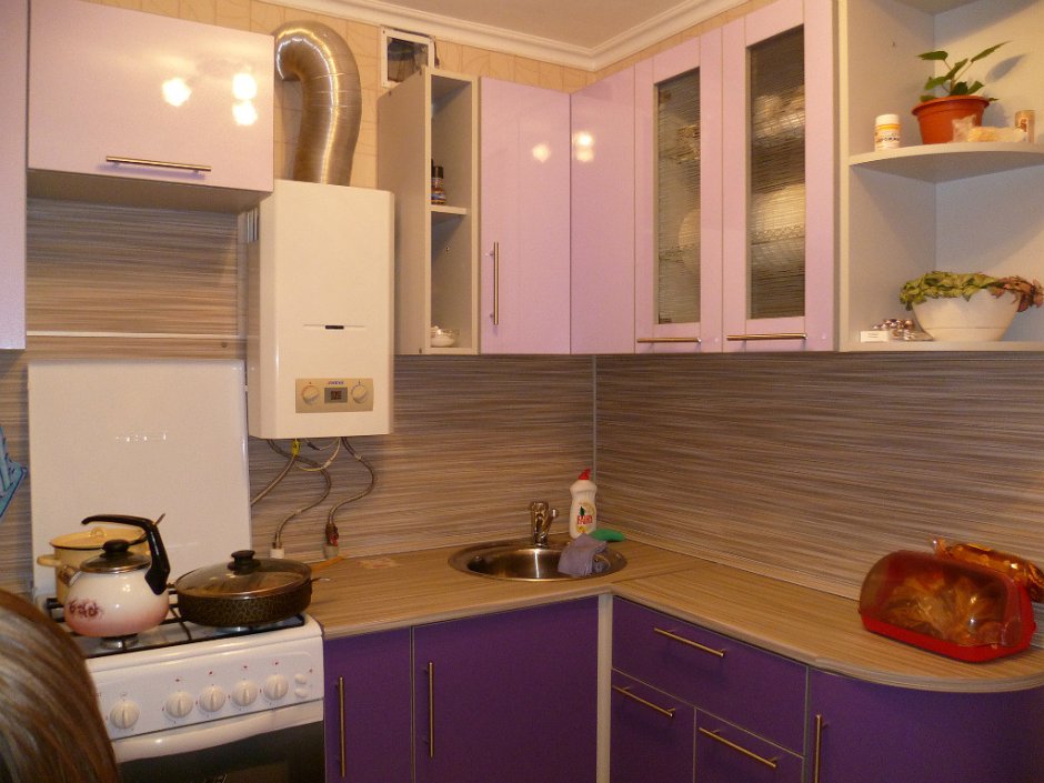 Кухонный гарнитур с газовой колонкой