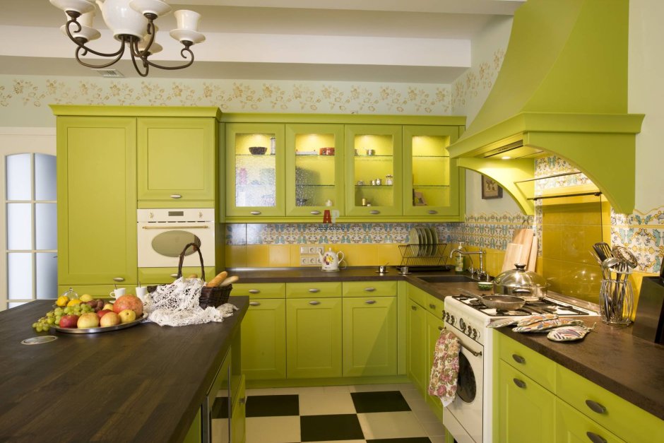 Обои оливкового цвета в интерьере кухни