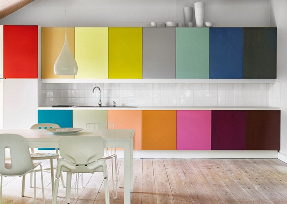 Разноцветный кухонный гарнитур