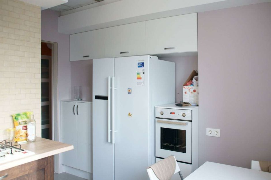 Два холодильника в интерьере кухни