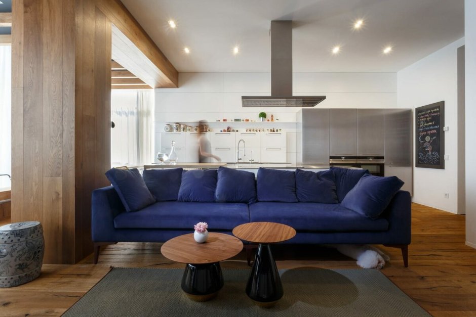 Синий диван в интерьере современная классика