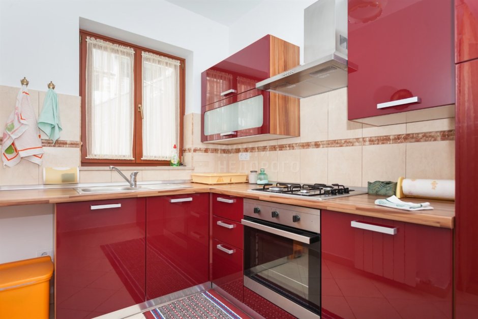 Кухонный гарнитур с красной столешницей
