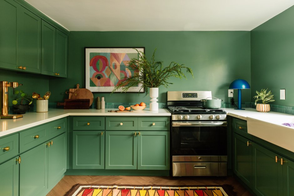 Кухня изумрудного цвета