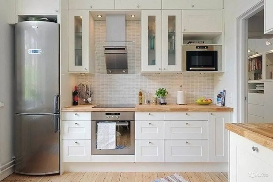 Белая кухня с черным холодильником