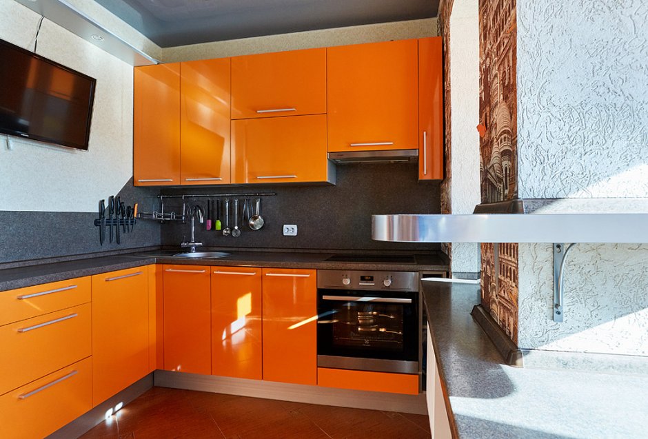 Оранжевая угловая кухня