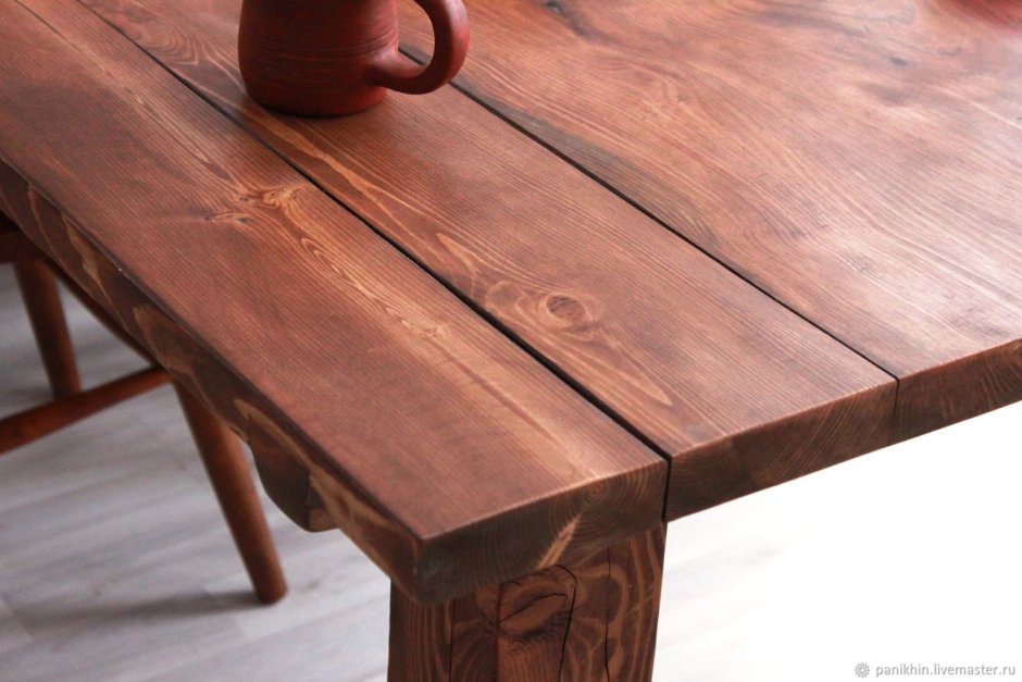 Большой деревянный стол