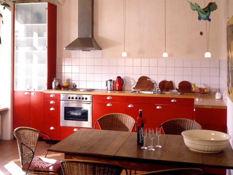 Красная кухня столешница под дерево