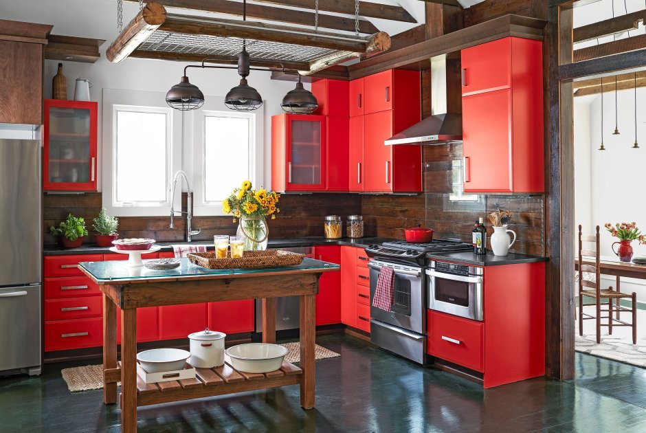 Красная кухня с деревянной столешницей