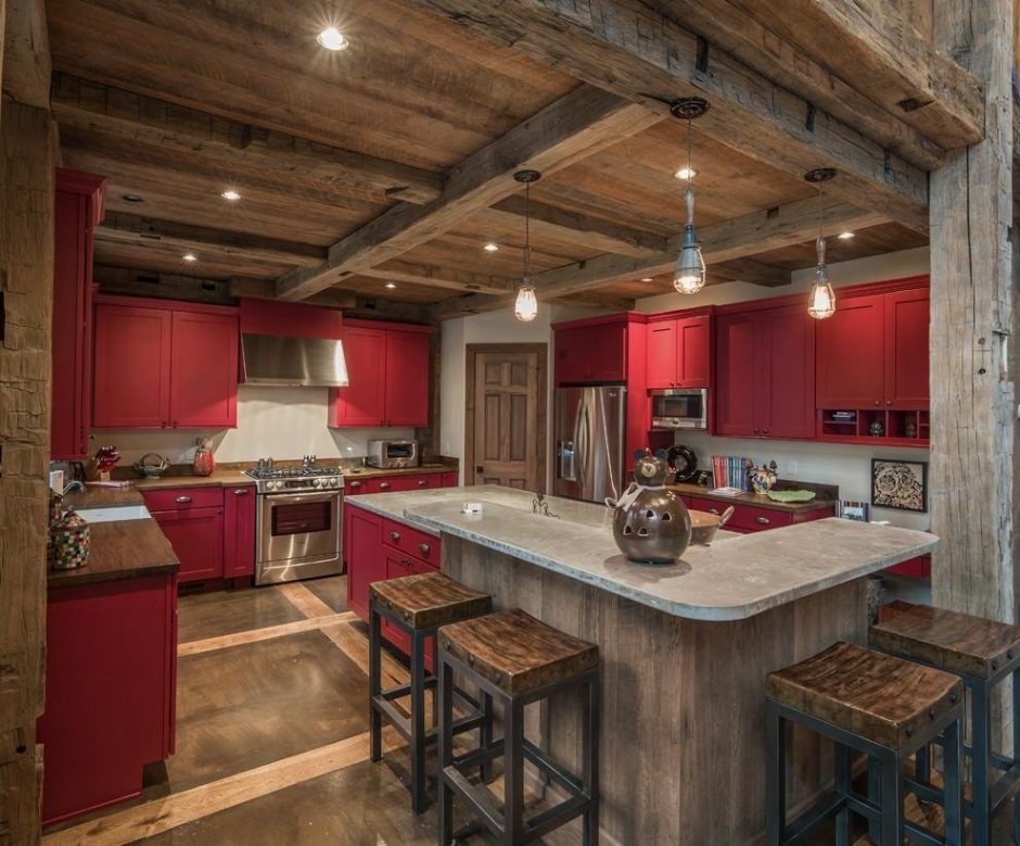 Красная кухня в деревянном доме