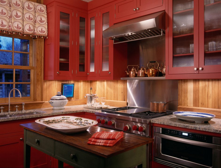 Кухня бордовая деревянная