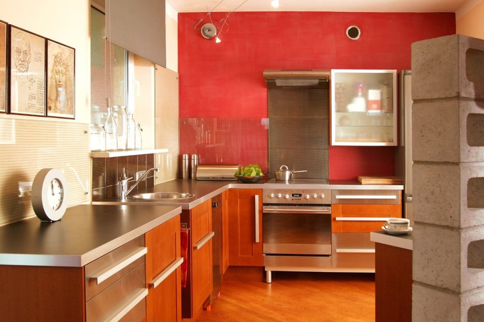 Бордовый пол на кухне