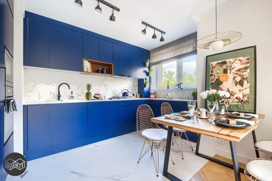 Синяя кухня в эко стиле