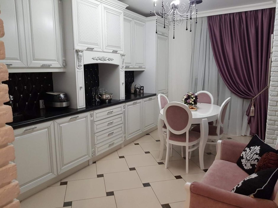Белая кухня с фиолетовыми шторами