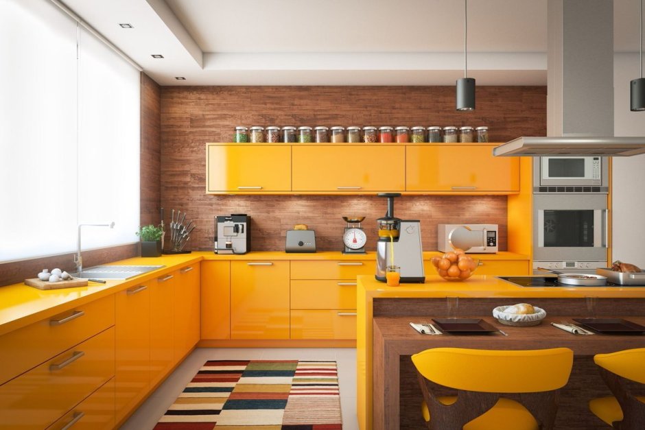 Желтая кухня в деревянном доме