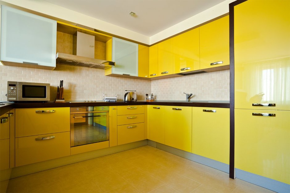 Кухни белые глянцевые с желтым фартуком