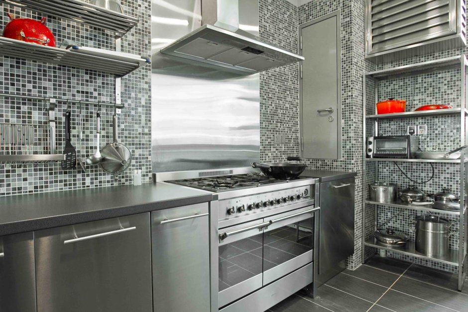 Металлическая мозаика в интерьере кухни