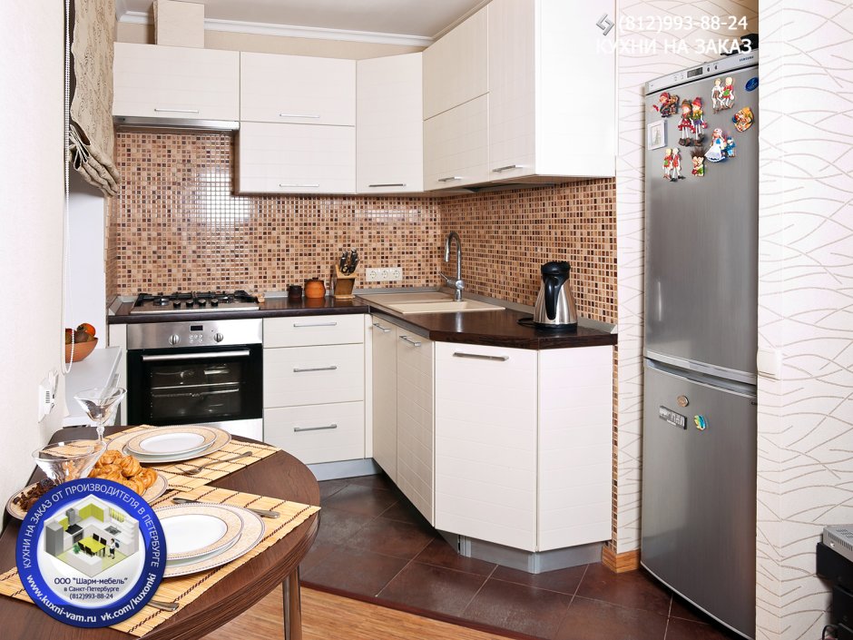 Обстановка маленькой кухни с холодильником