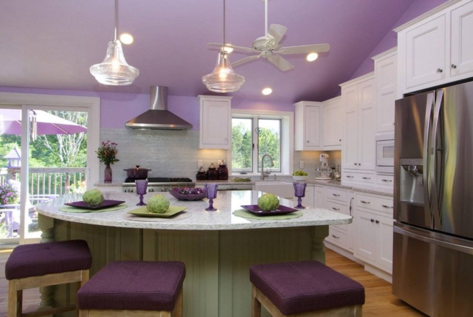 Фиолетовая кухня с белой столешницей