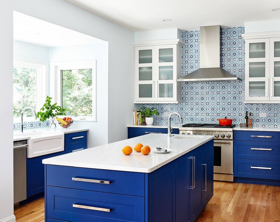 Бело-синяя кухня в интерьере фото